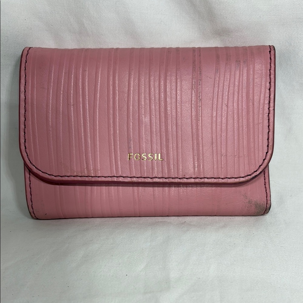Fossil Trifold Pink Wallet with Ribbed Texture and Flap Closure - Picture 3 of 13